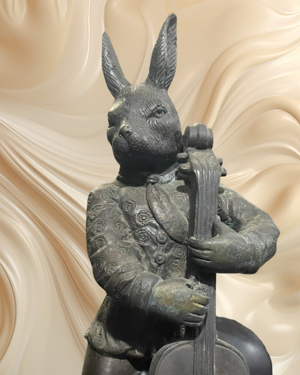 Par de esculturas em bronze representando um coelho e um gato músicos.