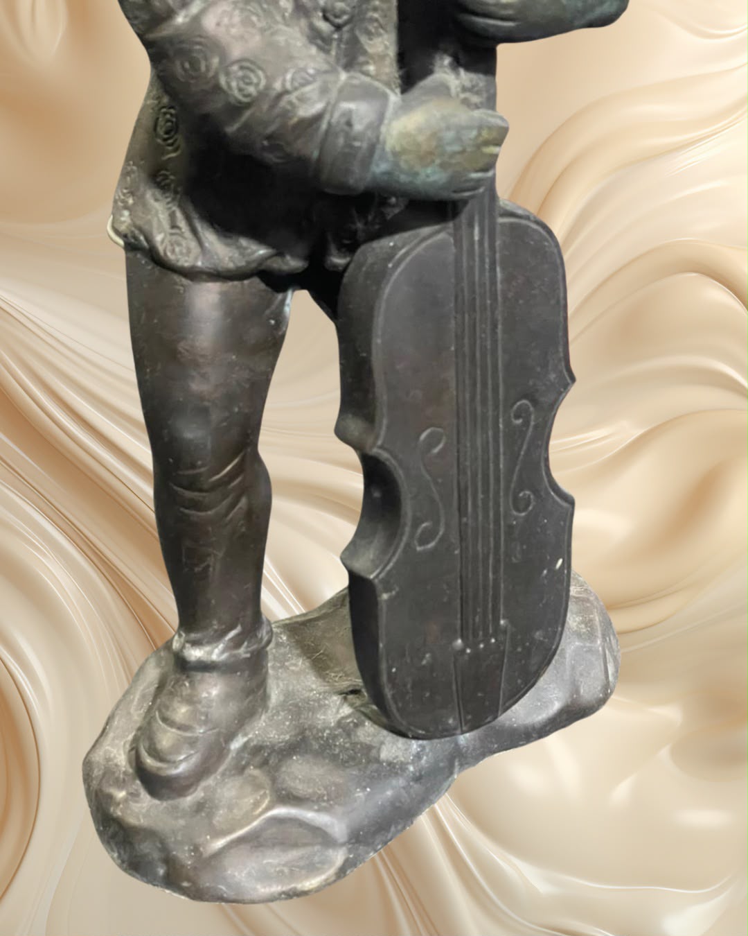 Par de esculturas em bronze representando um coelho e um gato músicos.