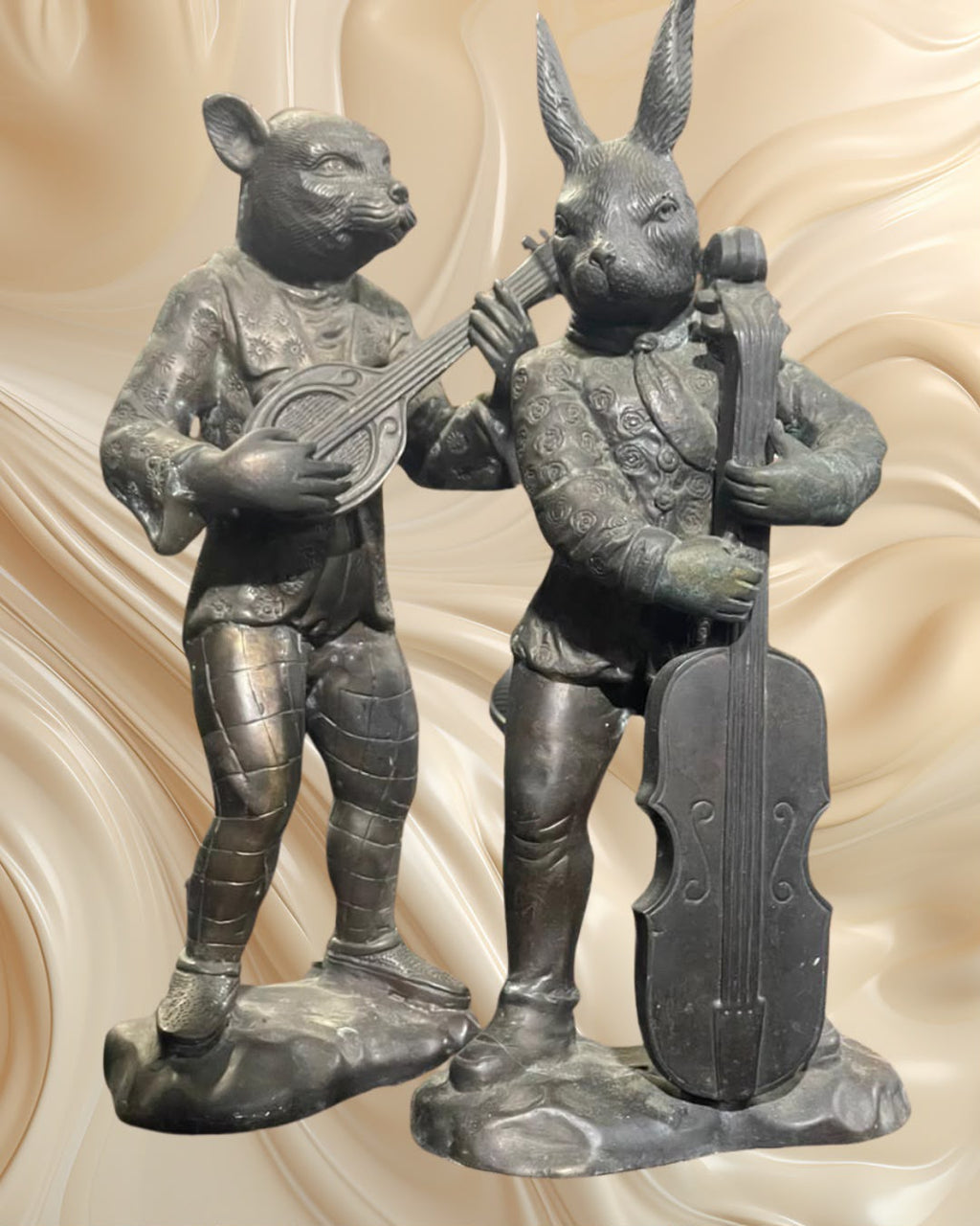 Par de esculturas em bronze representando um coelho e um gato músicos.