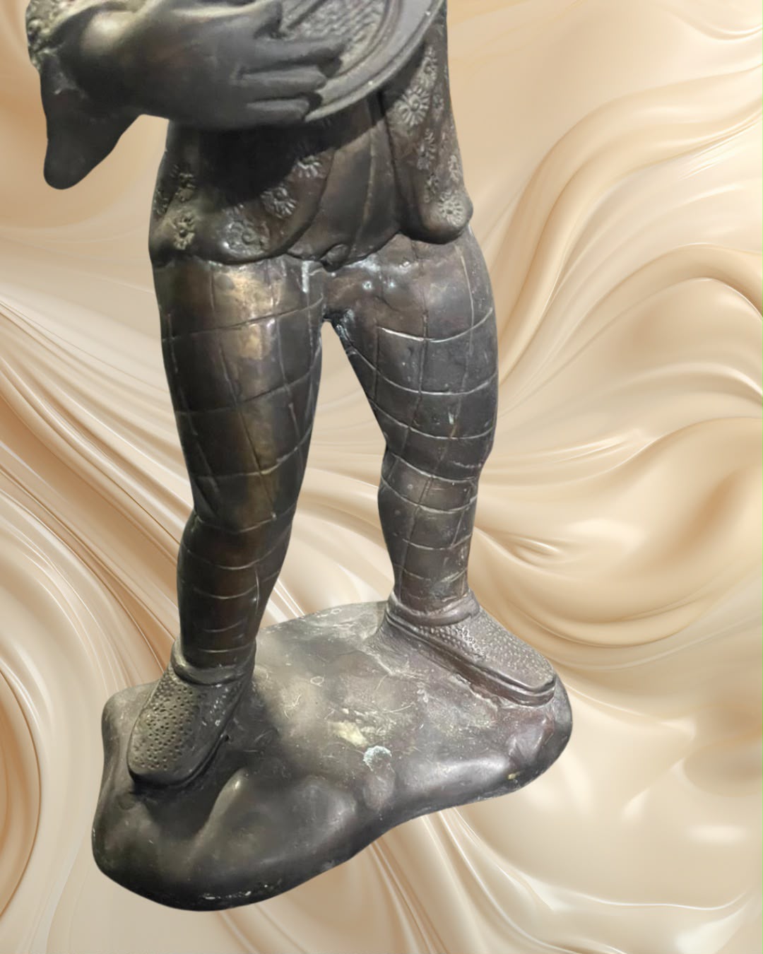 Par de esculturas em bronze representando um coelho e um gato músicos.